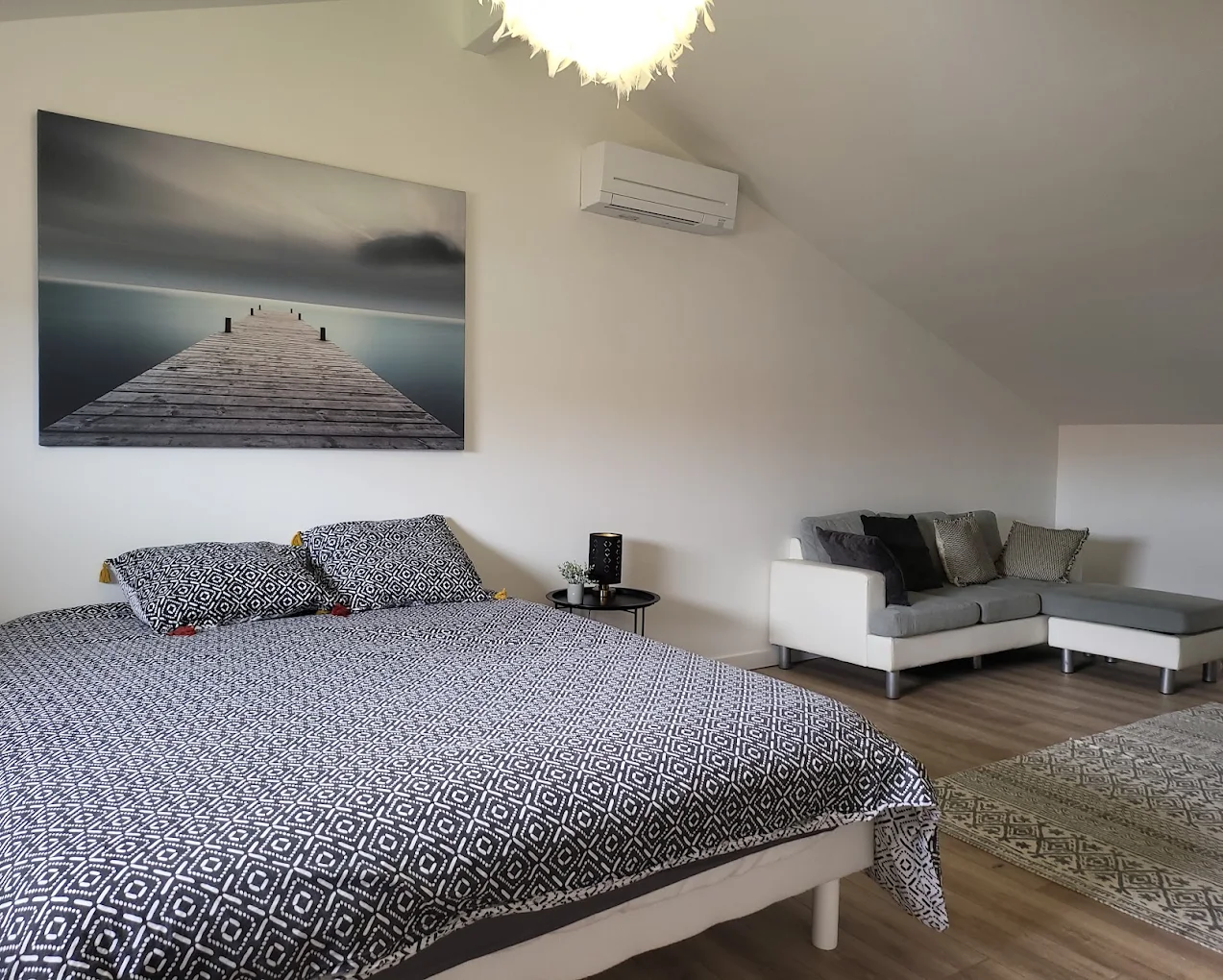 Climatisation murale dans une chambre mansardée