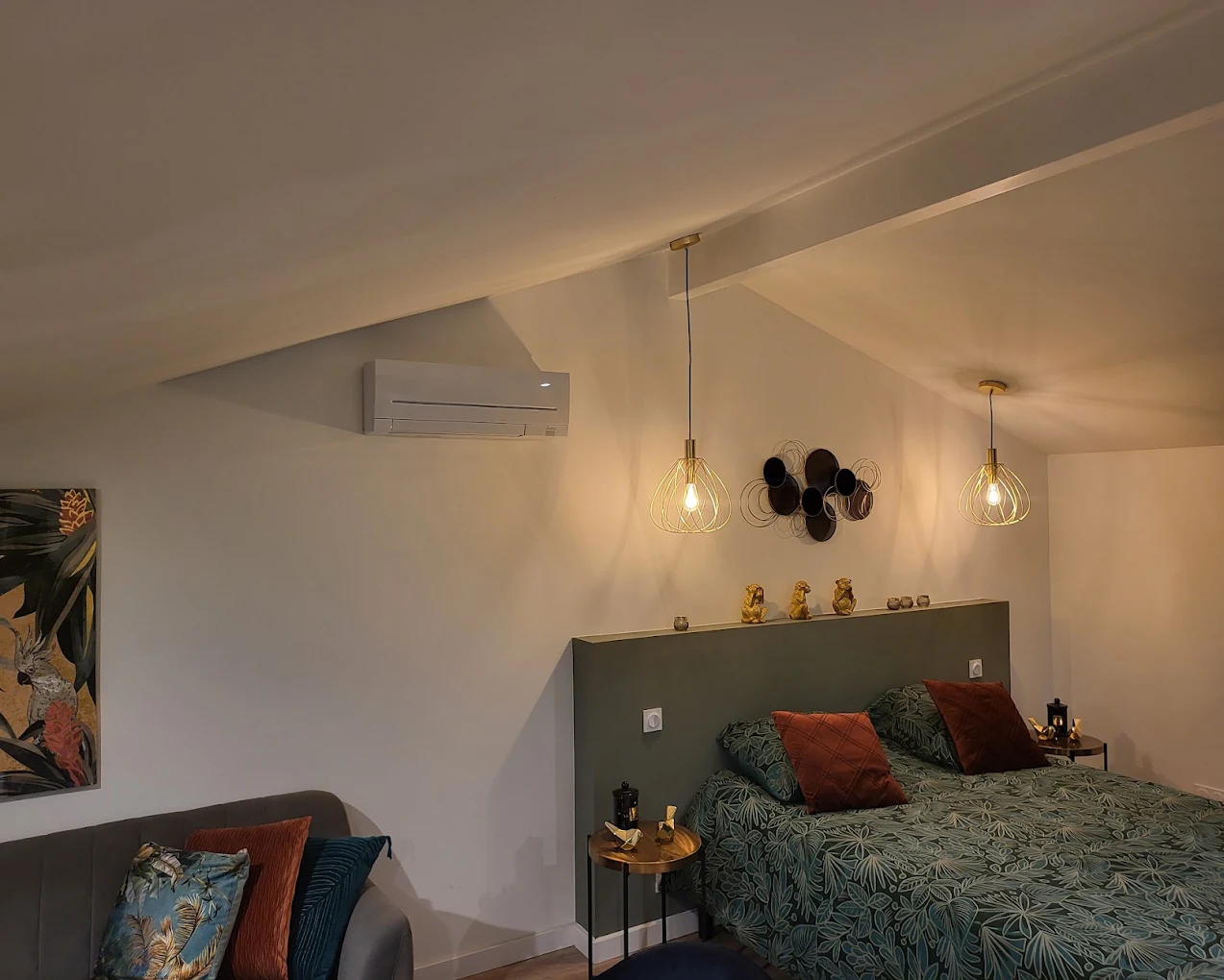 Intérieur d’une chambre avec suspensions lumineuses