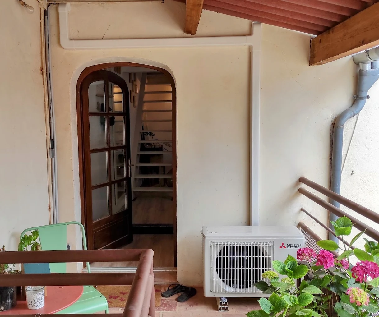 Unité extérieure Mitsubishi Electric sur un balcon