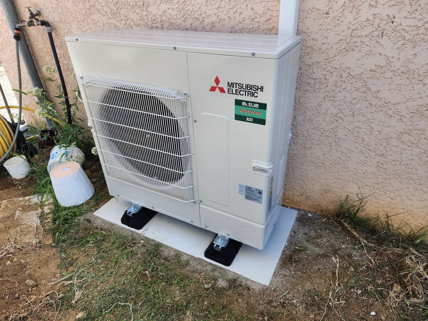 Unité extérieure Mitsubishi Electric sur supports au sol